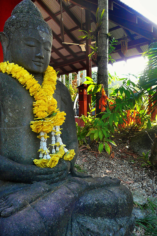 Mai Tai resort entrance buddha statue